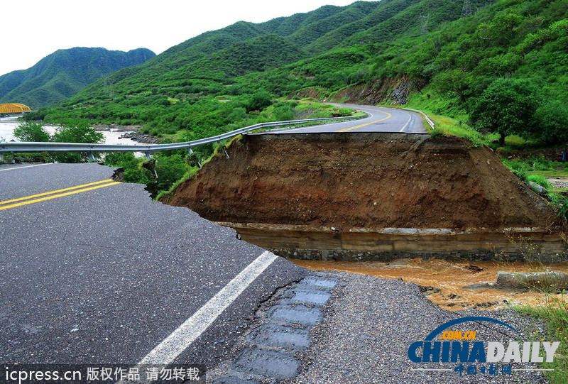 墨西哥颶風引山體滑坡致至少34死 公路被劈斷