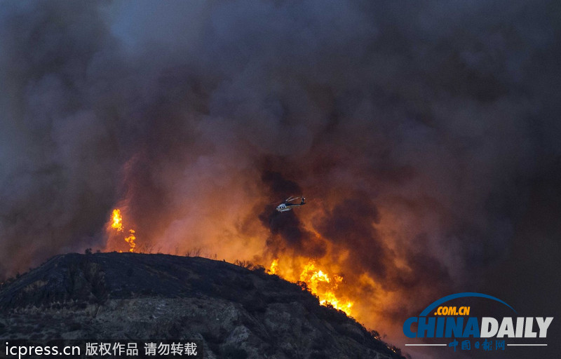 美洛杉磯發(fā)生山火 火勢兇猛出動直升機救火（圖）