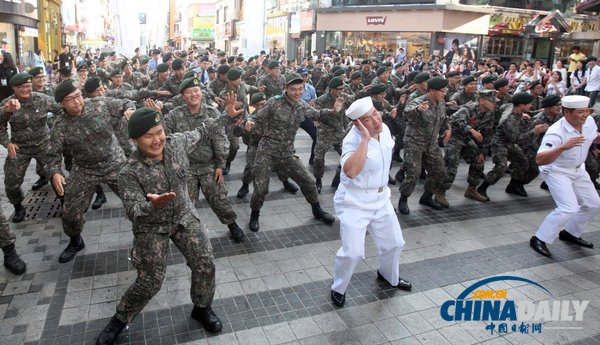 韓國士兵街頭表演快閃熱舞 鼓勵(lì)青年參軍（組圖）