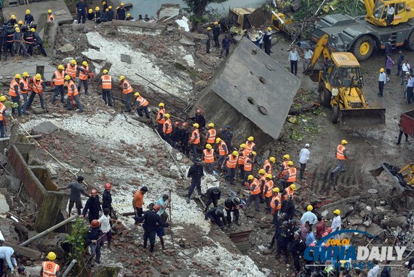 印度孟買(mǎi)一五層樓房坍塌 或60人被埋（組圖）