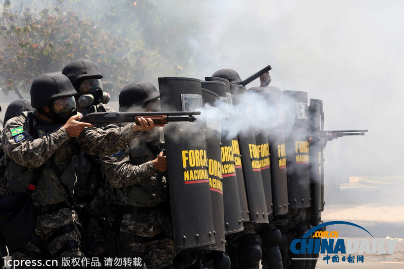 巴西民眾抗議政府拍賣油田 與軍警發(fā)生激烈沖突