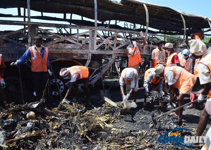 印度惡性客車(chē)事故至少致死44人 車(chē)體被燒穿