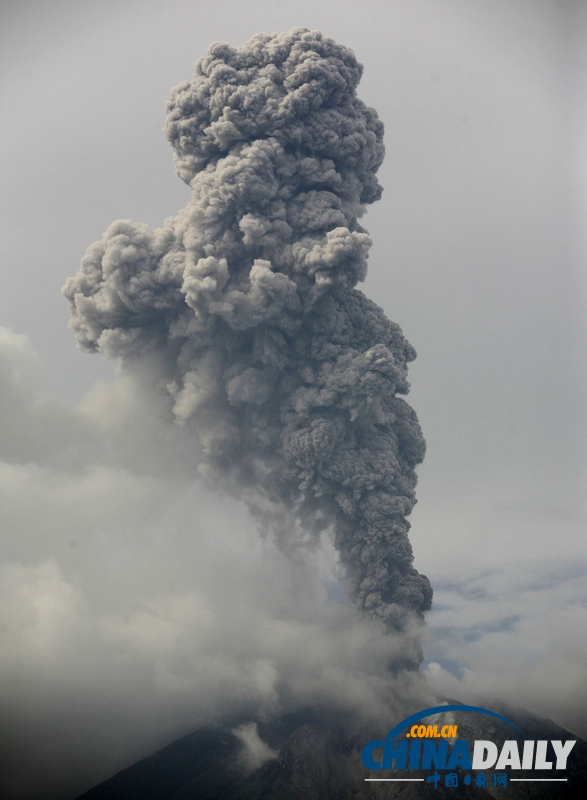 印尼錫納朋火山再次噴發(fā) 附近居民緊急撤離