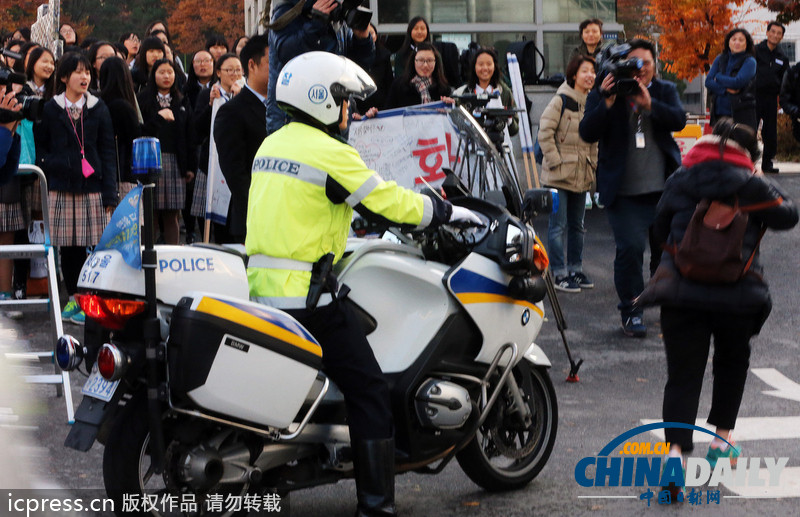 組圖：韓國高考今日舉行 學(xué)子跪地祈福警察騎摩托護(hù)送