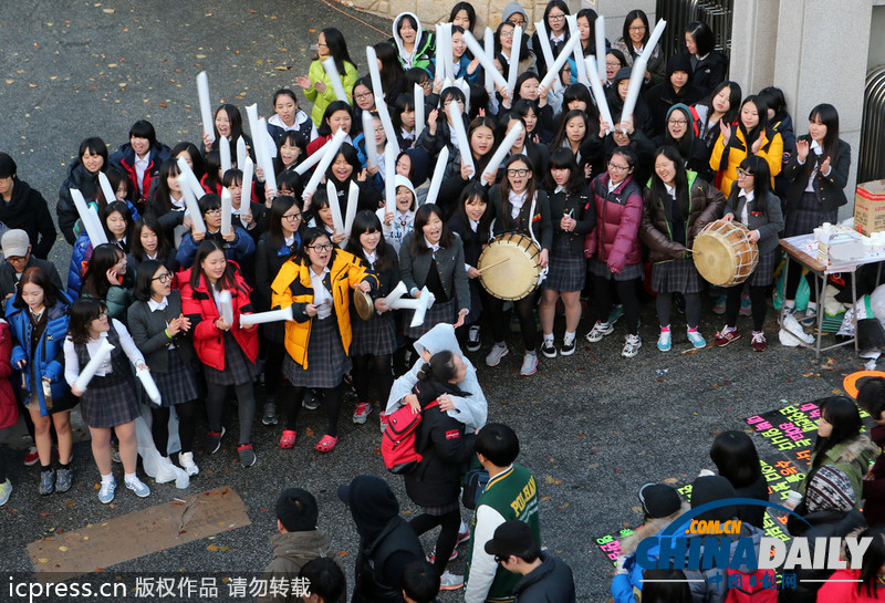 組圖：韓國(guó)高考今日舉行 學(xué)子跪地祈福警察騎摩托護(hù)送