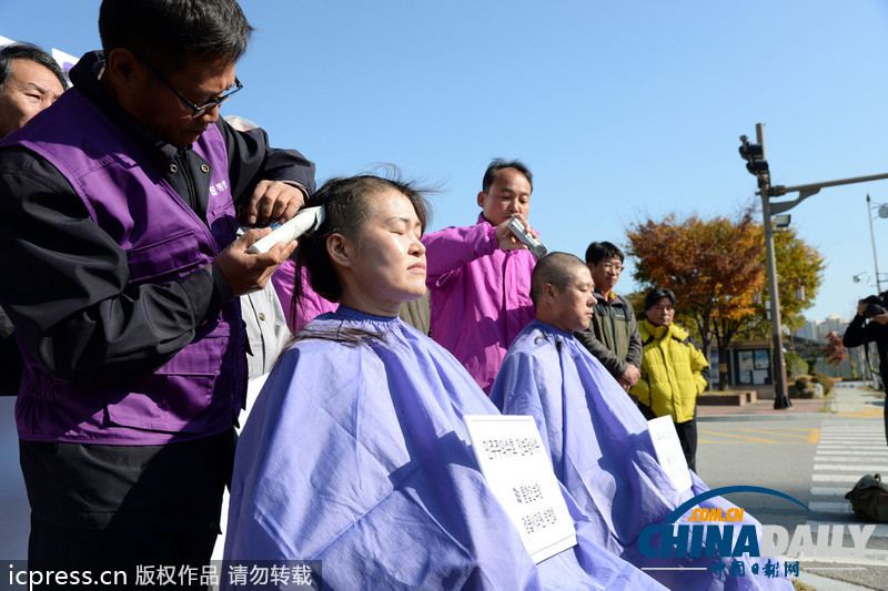 韓統(tǒng)合進步黨削發(fā)議員跪地 抗議政府要求解散政黨