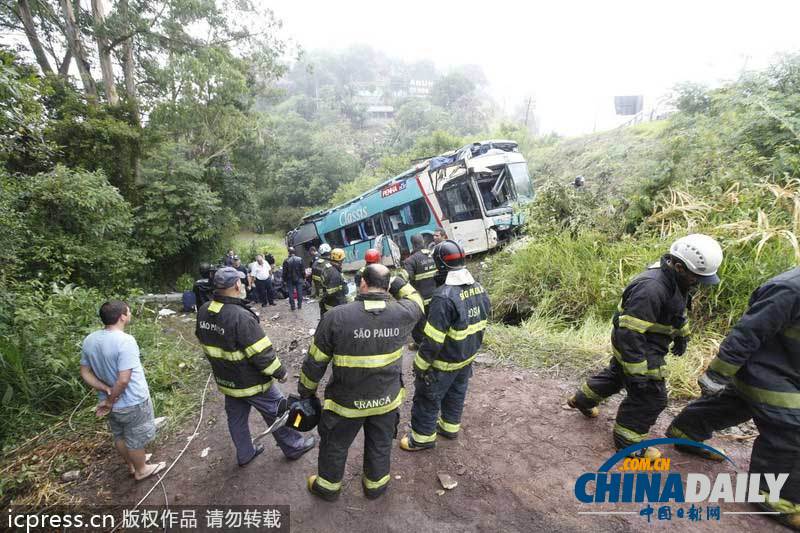 巴西一輛大巴墜入山谷至少14人死亡（圖）