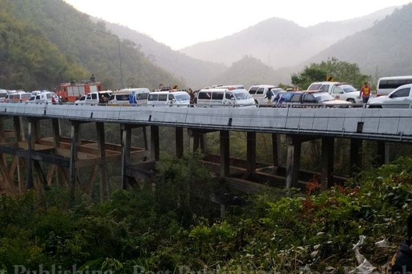 圖：泰國客車墜峽谷數十人死傷 司機疑疲勞駕駛