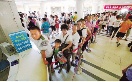 Beijingers wilt under hottest day