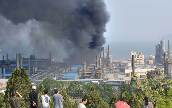 2 missing after blast at refinery