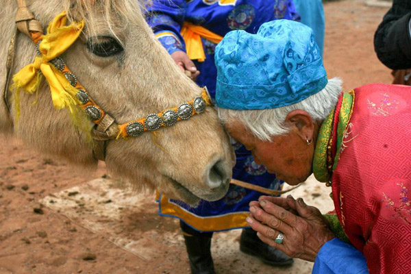 Memorial rites honoring Genghis Khan held in China's Inner Mongolia