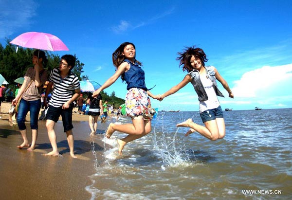 Enjoy waves of Sanniang gulf in China's Guangxi