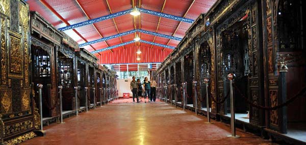 Carved wooden beds exhibited in China's Hunan