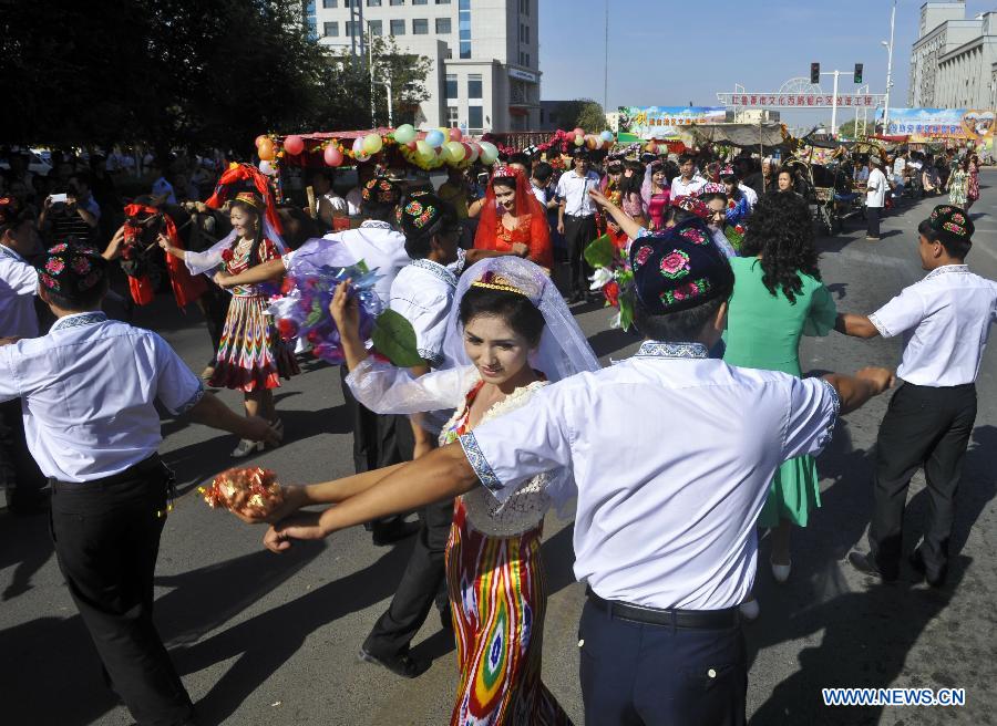 Group wedding ceremony in Xinjiang