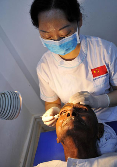 Chinese doctors conduct free surgeries for cataract patients in Sudan