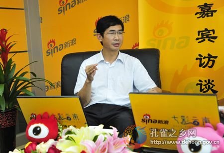 Prefecture Secretary interacts with netizens