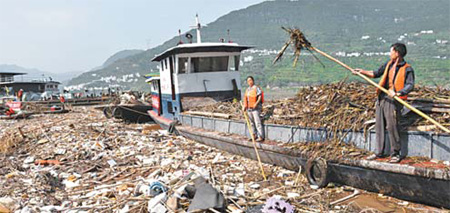 Floating trash threatens Three Gorges Dam