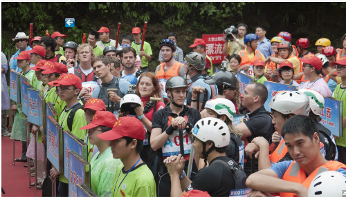 Players raft at Dajue Mountain tourism festival