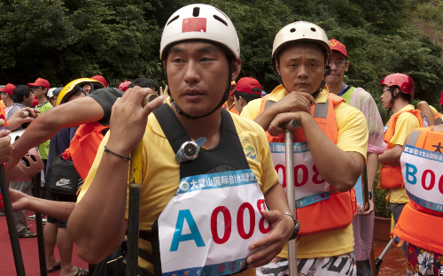 Players raft at Dajue Mountain tourism festival