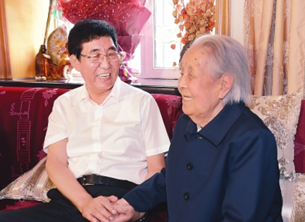 Provincial Party secretary visits Red Army soldiers in NE China