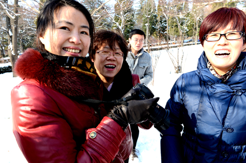 Dandong citizens enjoy first snow