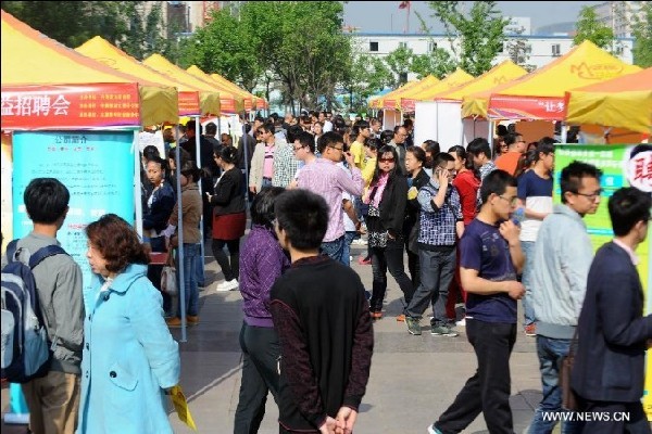 Job fair for college students held in Taiyuan