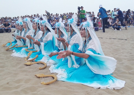 Stringing unique tune: Konghou concert held in Tarim Basin desert