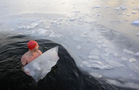 Swimmers brave cold snap in Hyde Park lake