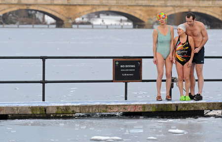 Swimmers brave cold snap in Hyde Park lake