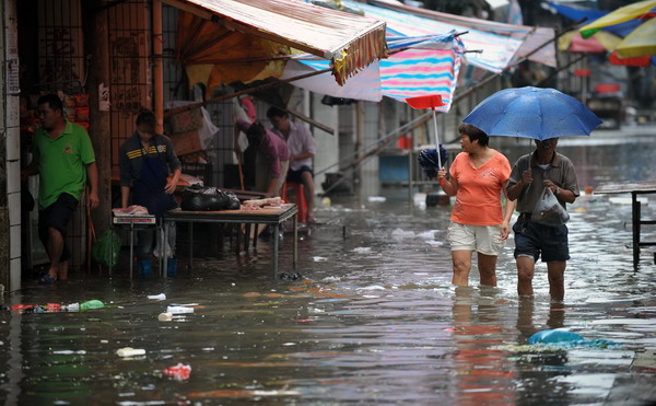 Tropical storm floods South China city