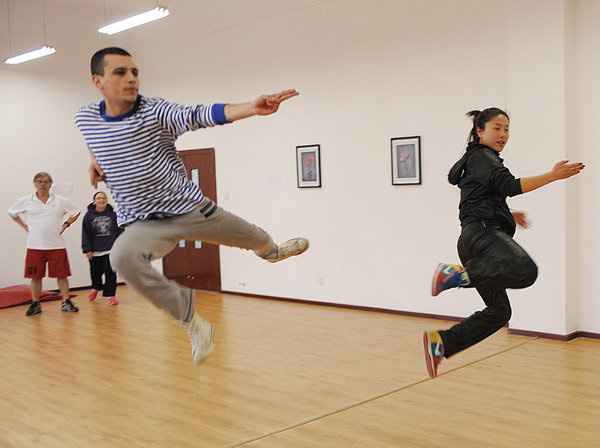 Girl teaches kungfu to 40 foreigners