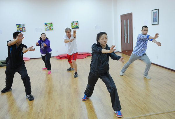 Girl teaches kungfu to 40 foreigners