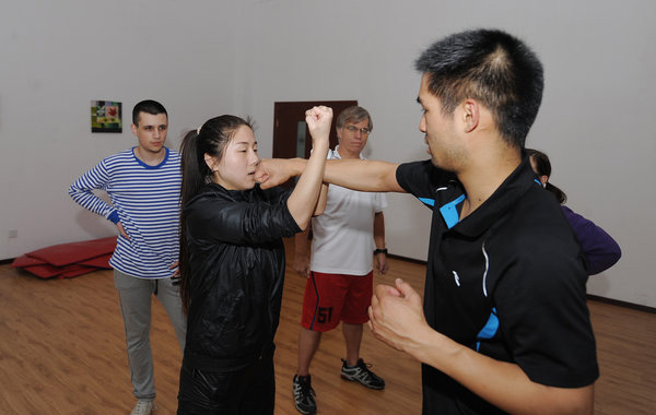 Girl teaches kungfu to 40 foreigners