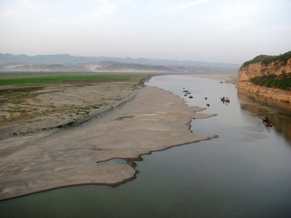 Scarce rainfall lowers river levels in C China