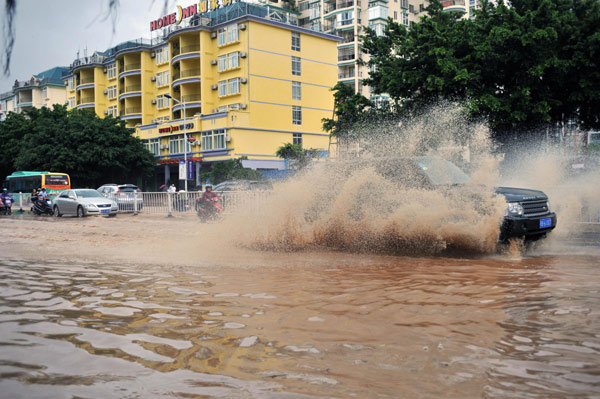 Heavy rain affects traffic in S China