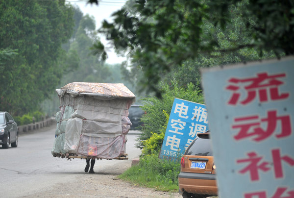 Man walks house back to hometown