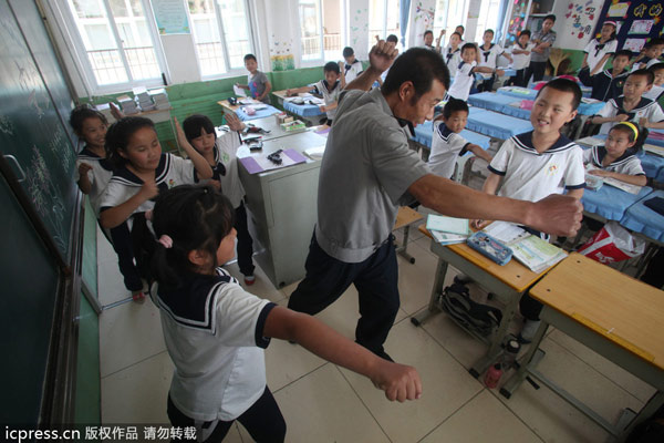 School teaches students self defense skills