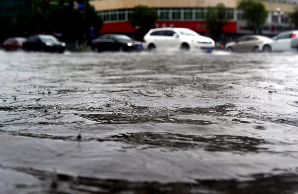 Torrential rain hits E China, slowing traffic