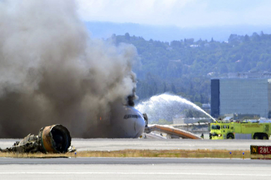 Asiana flight crashes at SFO