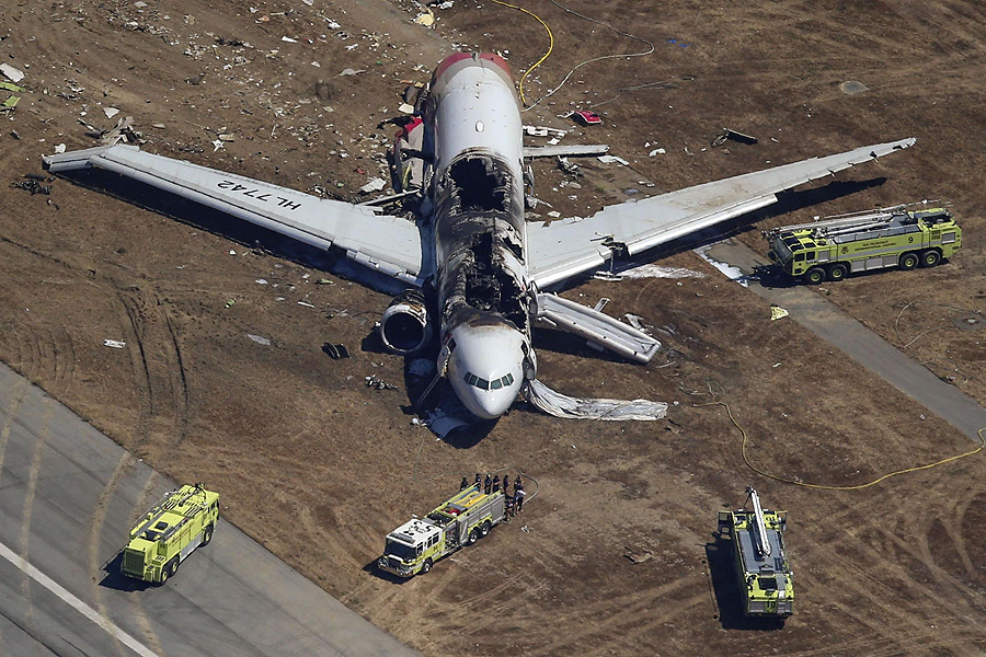 Asiana flight crashes at SFO