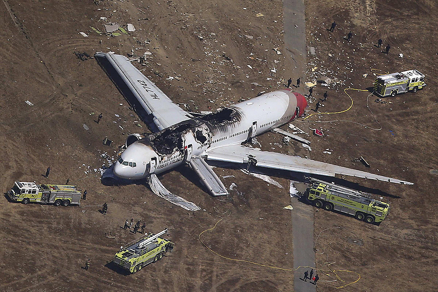 Asiana flight crashes at SFO