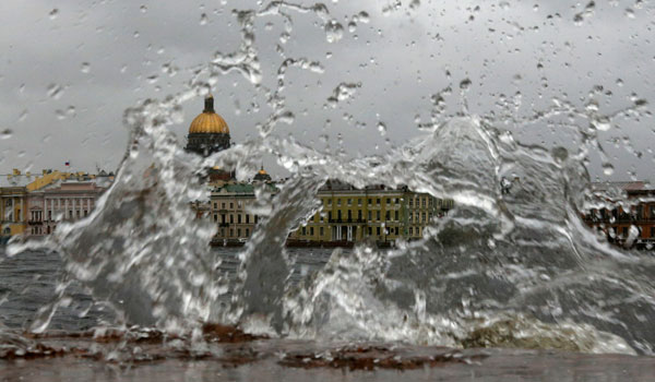 Strong storm hits Russia