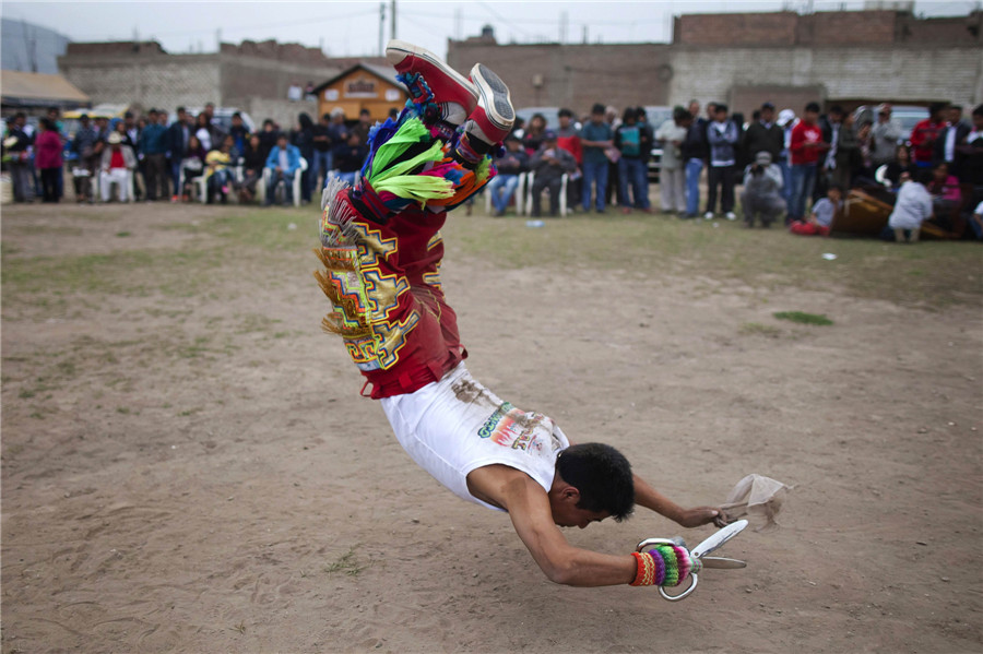 Scissors dance competition in Lima