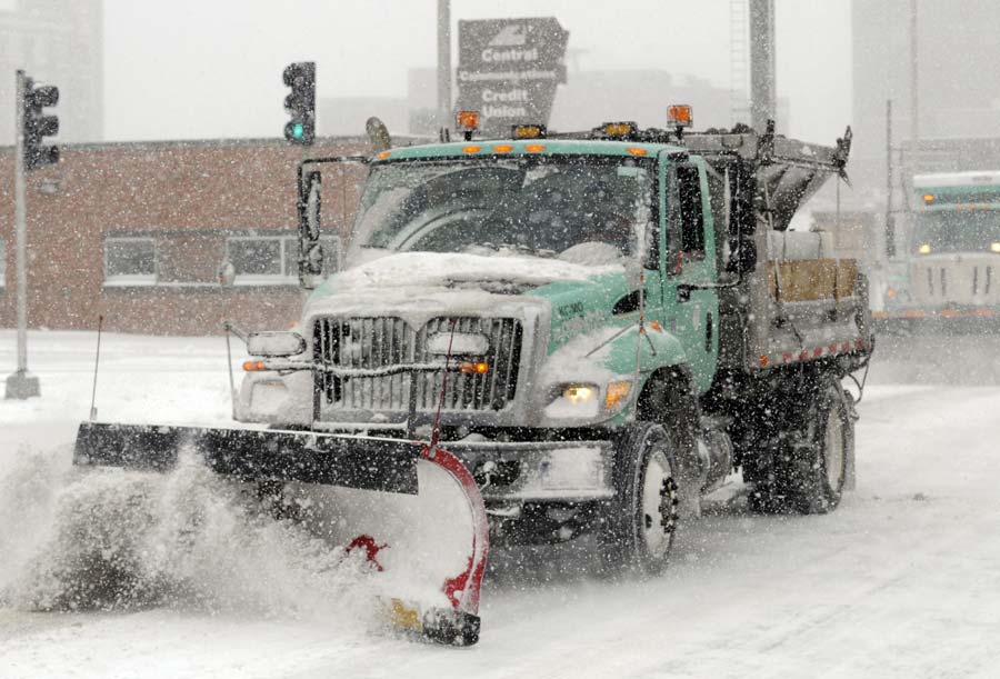 Snow storm slams US Plains, at least two dead