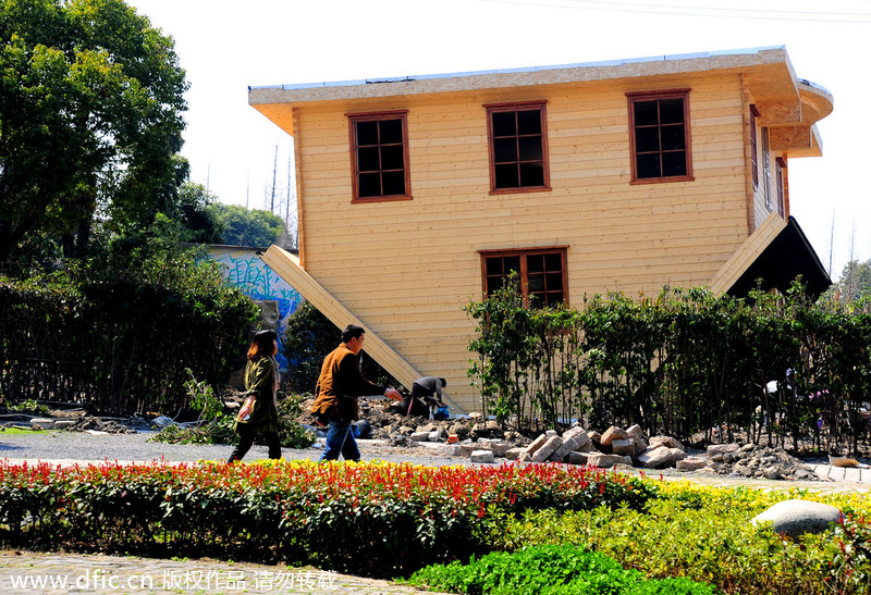 'Upside down house' attracts lots of attention