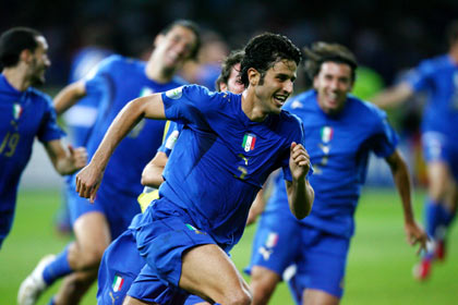 Italy's Fabio Cannavaro lifts the World Cup Trophy after the World Cup 2006 final soccer match between Italy and France in Berlin July 9, 2006. [Reuters]