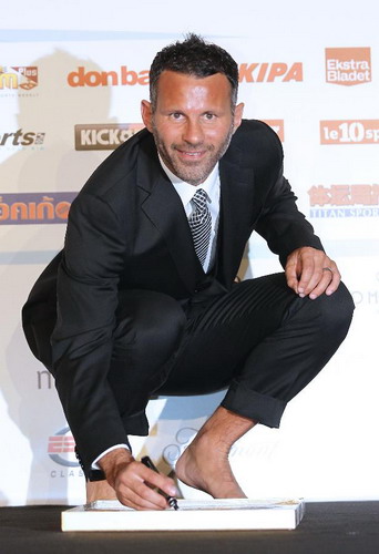 Ryan Giggs wins 'Golden Foot 2011' award