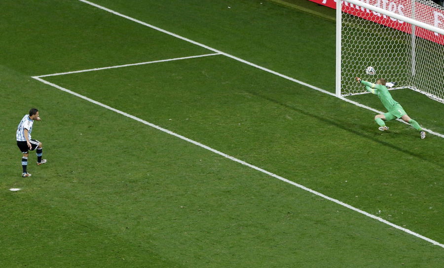 Argentina into World Cup final on penalties