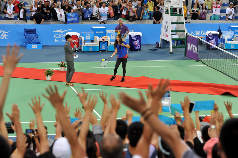 Li Na waves good-bye to hometown fans