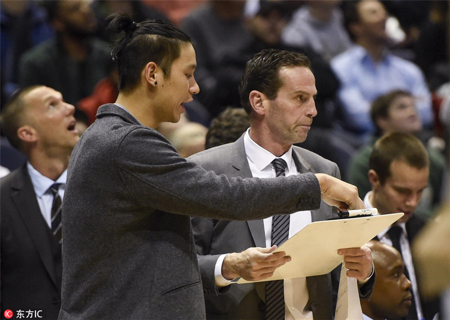 Looking out for team: Injured Jeremy Lin helps coach